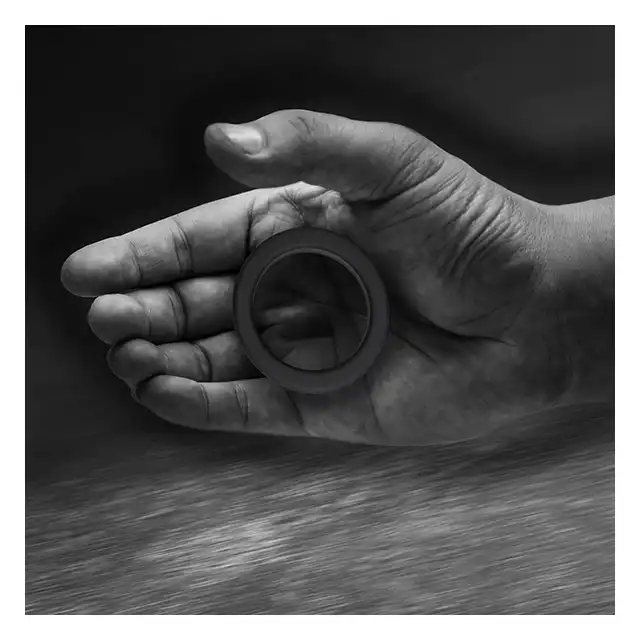 Velv'Or - Rooster Enric Minimalistic Slick Cock Ring - minimalistyczny, czarny ring na penisa. Oprawa wydajności i erekcji! 