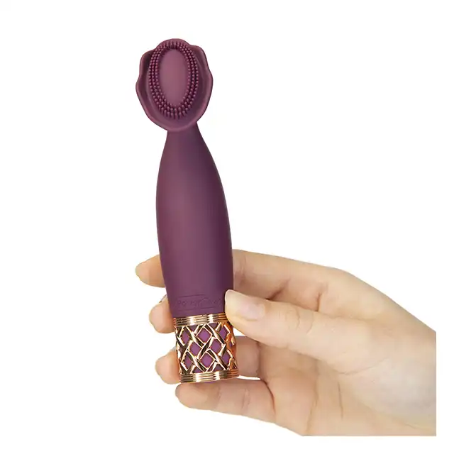 Pillow Talk - Secrets Playful. Niewielki wibrator łechtaczkowy ze stymulującymi wypustkami na główce. Wiele wrażeń stymulacyjnych w jednym momencie
