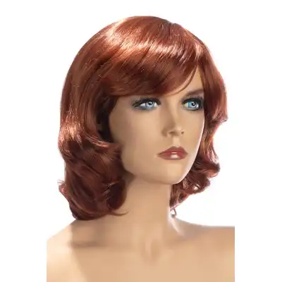 World Wigs - Victoria. Średniej długości peruka w eleganckim miedzianym kolorze. Pięknie podkreślone rysy twarzy 