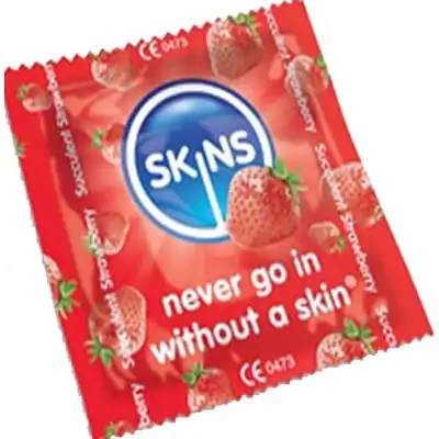 Skins - Strawberry 1szt.Nawilżana smakowa prezerwatywa z aromatycznym żelem truskawkowym