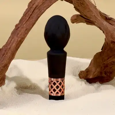 Pillow Talk - Secrets Pleasure. Dyskretny wibrator magiczna różdżka z pikowaną główką stymulacyjną. Zdumiewająca moc w małej zabawce