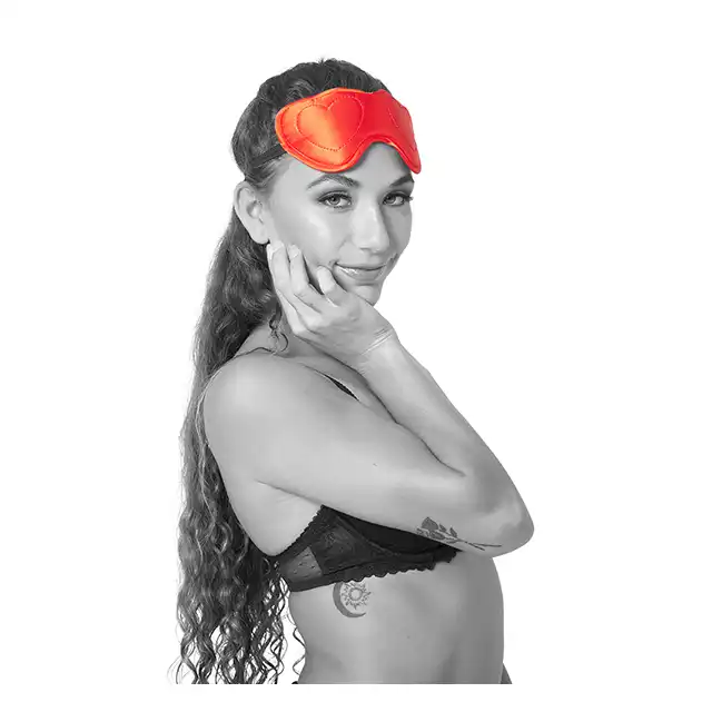 Sportsheets - Sex &amp; Mischief Amor Blindfold. Krwistoczerwona opaska na oczy w artystycznym wydaniu, urocze serduszka na oczach
