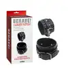 Behave! - Surrender Wrist Restraints. Czarne, wytrzymałe kajdanki z regulacją rozmiaru. Mocno połyskujący materiał