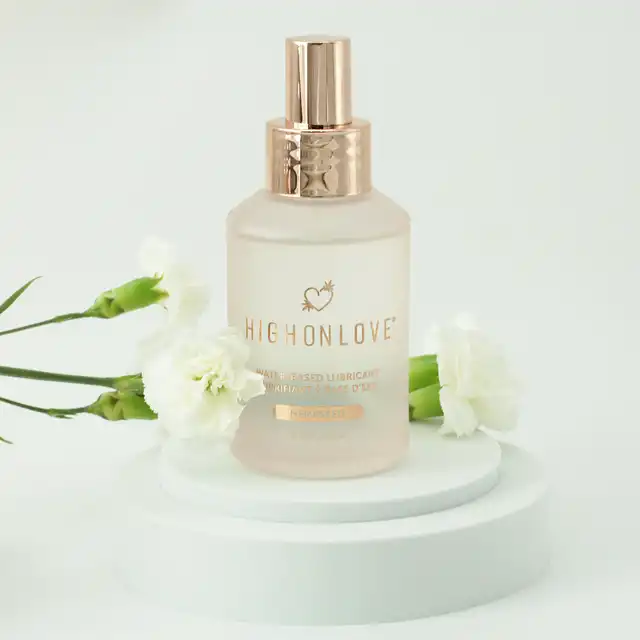 High On Love - Water-Based Lubricant 100 ml. Luksusowy lubrykant z olejkiem z nasion konopi. Doskonały poślizg i nawilżenie. 