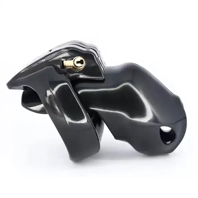 Passion Labs - Chastity Cage Hard Plastic Black. Czarna klatka na penisa zamykana na zamek. Oddaj władzę nad swoim członkiem