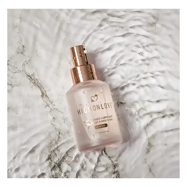 High On Love - Water-Based Lubricant 100 ml. Luksusowy lubrykant z olejkiem z nasion konopi. Doskonały poślizg i nawilżenie. 