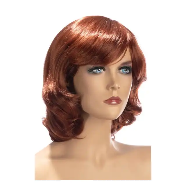 World Wigs - Victoria. Średniej długości peruka w eleganckim miedzianym kolorze. Pięknie podkreślone rysy twarzy 