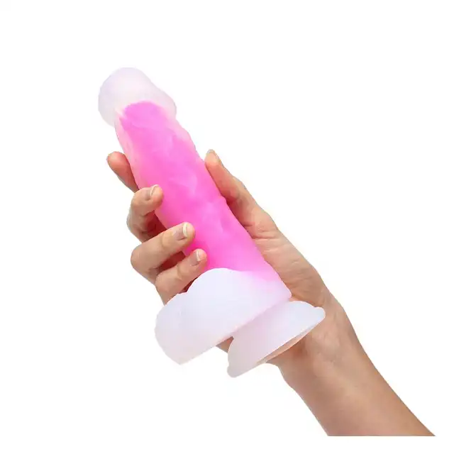 So Divine - Glorious Real Skin Feel Pink Dildo - realistyczne dildo o różowym kolorze. Mocna przyssawka na zabawę solo 