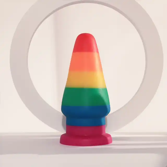 LoveToy - Prider Anal Plug. Korek analny z tęczowym wzorem i prostą konstrukcją stymulującą punkt G, wyjątkowo giętki