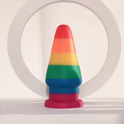 LoveToy - Prider Anal Plug. Korek analny z tęczowym wzorem i prostą konstrukcją stymulującą punkt G, wyjątkowo giętki