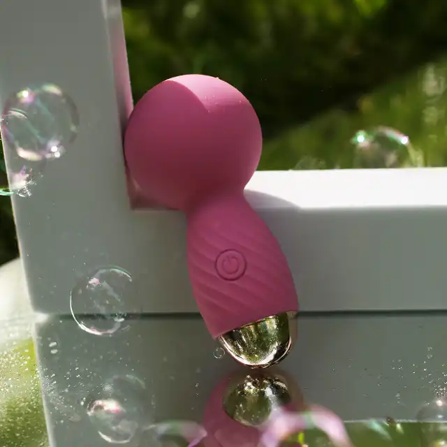 Love to Love - Itsy Bitsy Pink Passion. Mini magiczna różdżka, stymulator łechtaczki i masażer ciała w wersji kieszonkowej
