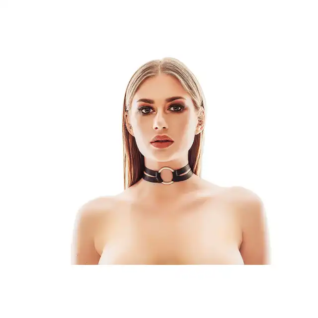 Anais Apparel - Alabama 3. Prosta obroża na szyję z dwoma regulowanymi paseczkami i dużym złotym okręgiem. Elegancki minimalizm