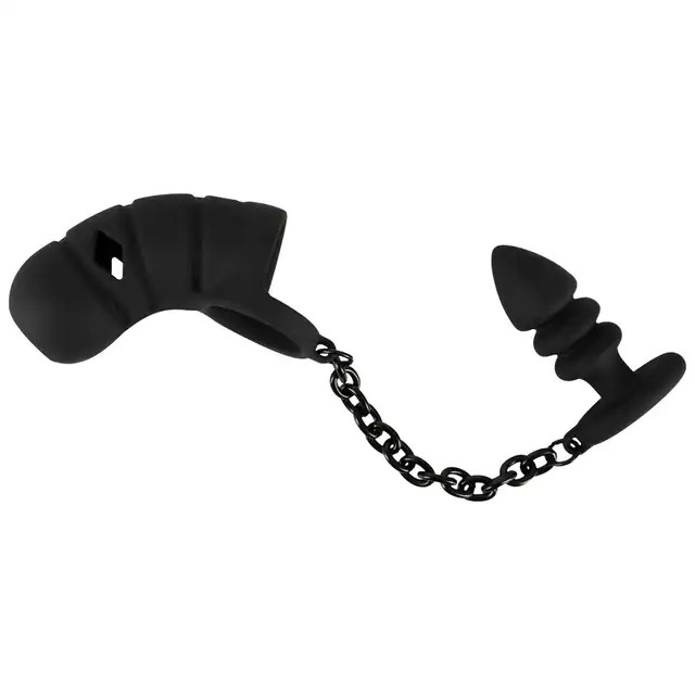 Black Velvets - Cock Cage with Butt Plug. Klatka na penisa, ring na jądra i żebrowany korek analny, połączenie solidnym łańcuszkiem