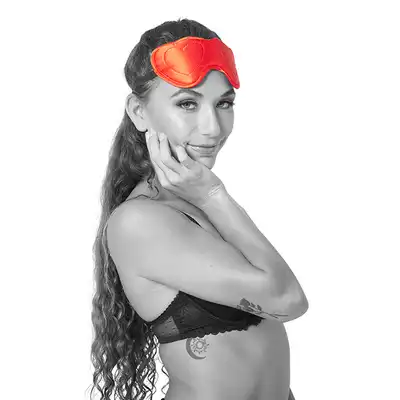 Sportsheets - Sex &amp; Mischief Amor Blindfold. Krwistoczerwona opaska na oczy w artystycznym wydaniu, urocze serduszka na oczach