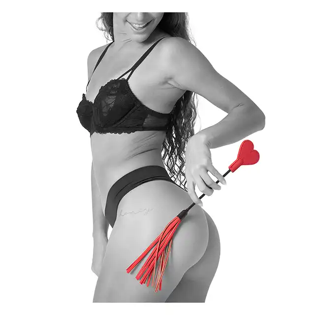 Sportsheets - Sex &amp; Mischief Amor Crop. Czerwony bat z packą w kształcie serca. Wybierz na jaką stymulację masz ochotę