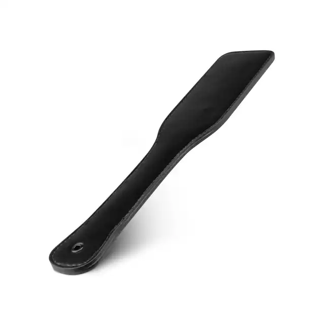 Bedroom Fantasies - Paddle Spanking Toy. Klasyczna czarna packa z połyskującej wegańskiej skóry, wytrzymała i minimalistyczna