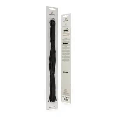 Bedroom Fantasies - Flogger Spanking Toy. Czarny pejcz z syntetycznej, wegańskiej skóry. Zadawaj prowokujące uderzenia i patrz jak ciało partnera zwija się z ekscytacji