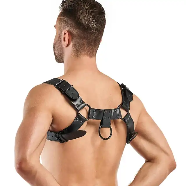 Bedroom Fantasies - Bruno Bondage Harness. Prosta uprząż męska podkreślająca klatkę piersiową, możliwość dopięcia smyczy