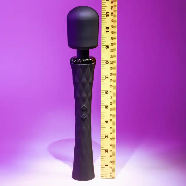 Playboy - Royal Wand - moc i przyjemność w jednym. Klasyczny wibrator w postaci magicznej różdżki wykonany z miękkiego silikonu! 