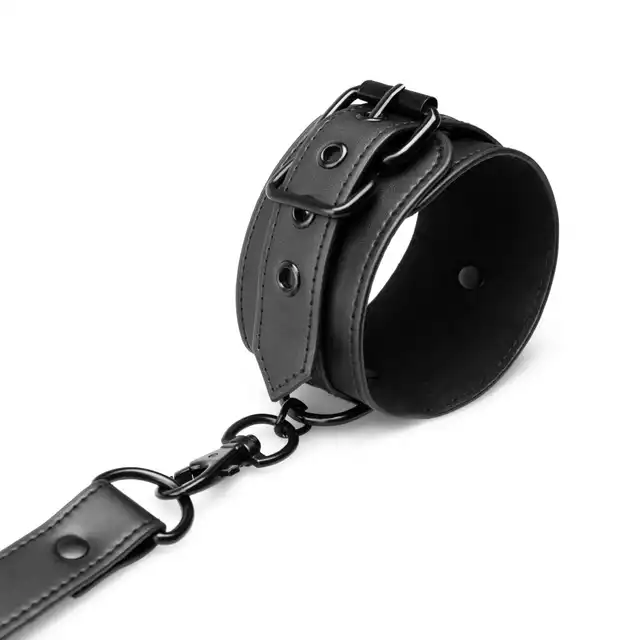 Bedroom Fantasies - Hogtie &amp; Cuffs Set. Czarny, skórzany zestaw do krępowania z krzyżakiem i dwoma parami kajdanek na nadgarstki i kostki, wegański