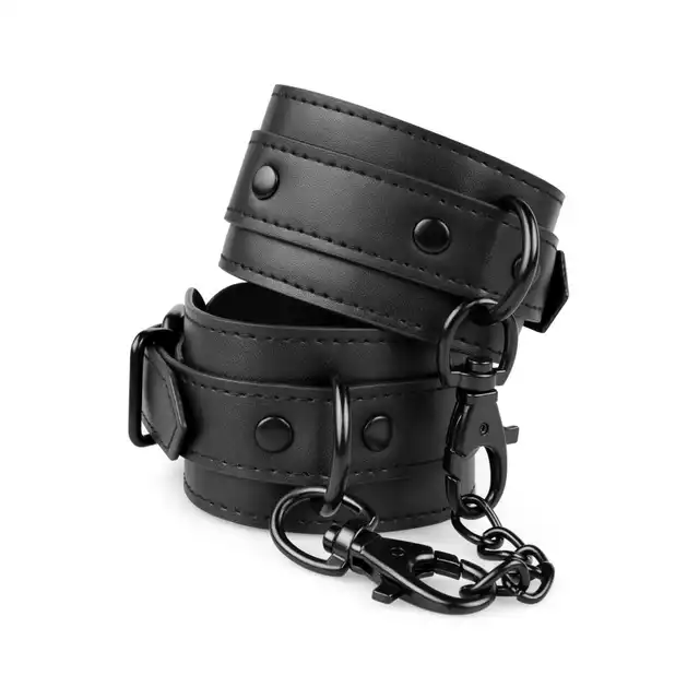 Bedroom Fantasies - Handcuffs One Size. Regulowane kajdanki na nadgarstki w klasycznej połyskującej czerni, z wegańskiej syntetycznej skóry