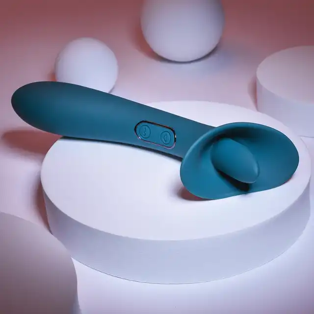 Playboy - True Indlugence - dwustronna przyjemność! Dwustronny wibrator - mocne wrażenia dzięki wibracjom i językowi!