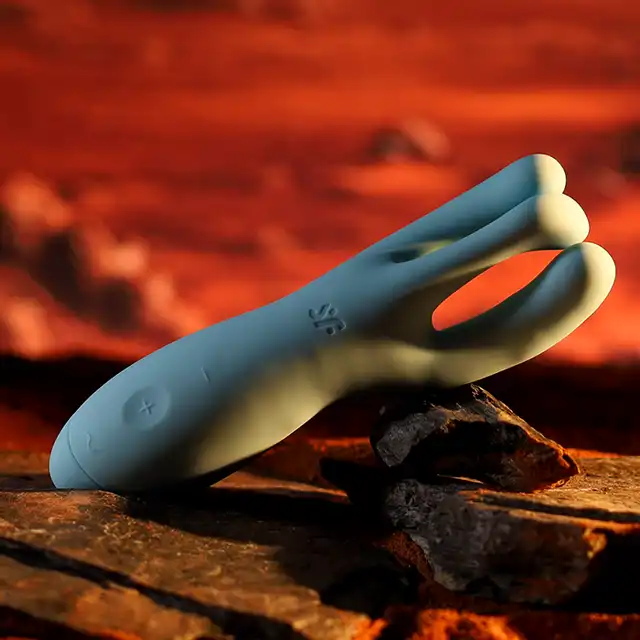 Satisfyer - Vibrator Threesome 4 blue - trzykrotna rozkosz, dzięki wielofunkcyjnemu wibratorowi! Nie ograniczaj się, niech wyobraźnia działa