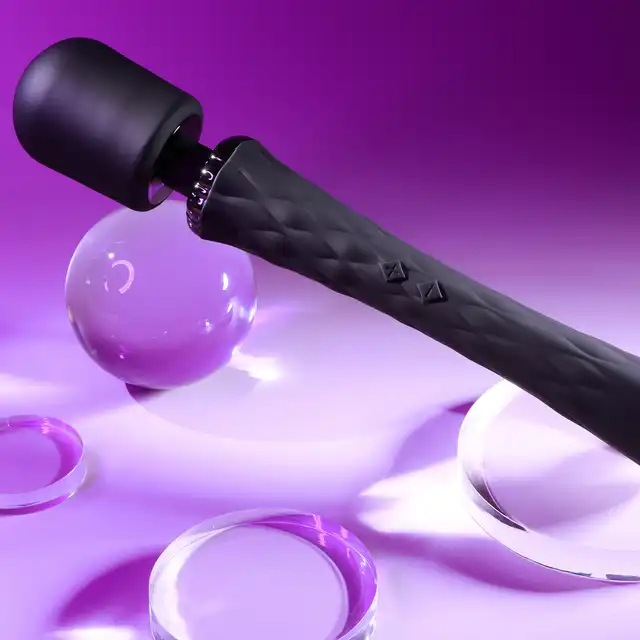 Playboy - Royal Wand - moc i przyjemność w jednym. Klasyczny wibrator w postaci magicznej różdżki wykonany z miękkiego silikonu! 