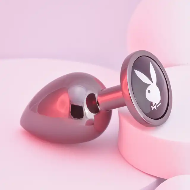 Playboy - Tux Large - duża wtyczka analna w srebrnym kolorze. Luksusowe doznania z ekskluzywną marką
