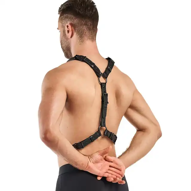 Bedroom Fantasies - Max Bondage Harness. Męska uprząż z pasami na ramiona i talię, czarna skóra z metalowymi pierścieniami i klamrami