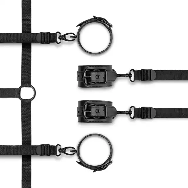Bedroom Fantasies - Under The Bed Restraint Set. Zestaw do krępowania pod materac, w pełni regulowane paski z 4 pojedynczymi mankietami z zapięciami zatrzaskowymi