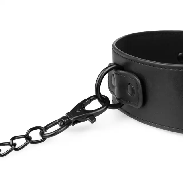 Bedroom Fantasies - Collar &amp; Leash One Size. Wegańska skórzana obroża z metalową smyczą, regulowany rozmiar i wysokiej jakości materiały