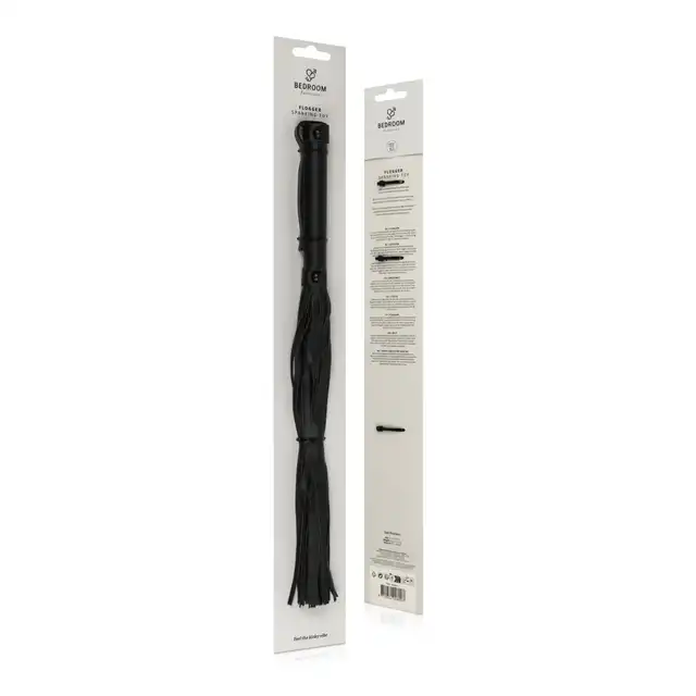 Bedroom Fantasies - Flogger Spanking Toy. Czarny pejcz z syntetycznej, wegańskiej skóry. Zadawaj prowokujące uderzenia i patrz jak ciało partnera zwija się z ekscytacji