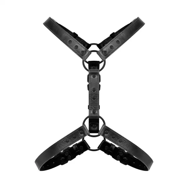Bedroom Fantasies - Max Bondage Harness. Męska uprząż z pasami na ramiona i talię, czarna skóra z metalowymi pierścieniami i klamrami