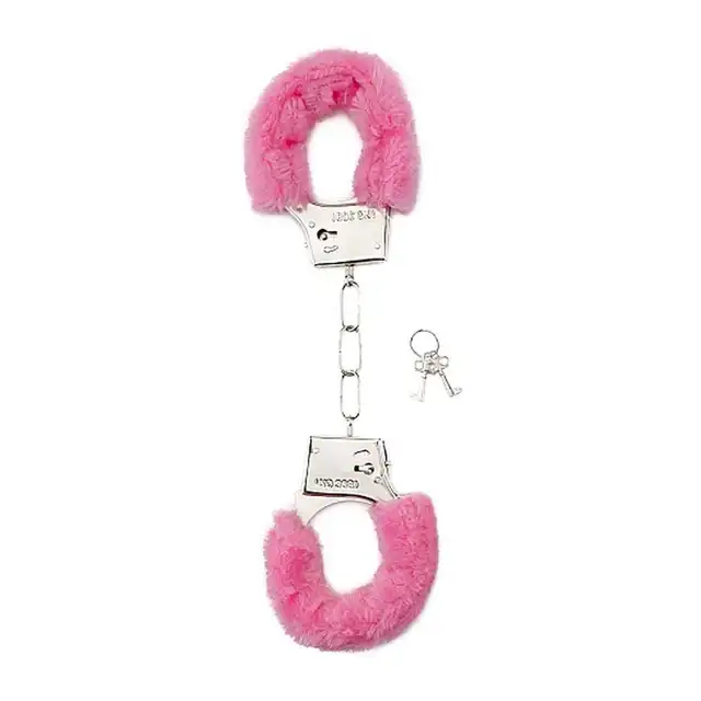 Shots Toys - Furry Handcuffs Pink. Klasyczne metalowe kajdanki pokryte miękkim i puszystym różowym futerkiem 