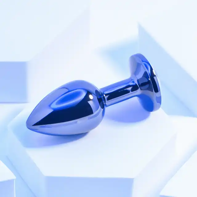 Playboy - Tux - Small - mała wtyczka analna. Odkryj nowe poziomy przyjemności i luksusu z eleganckim logiem Playboy!