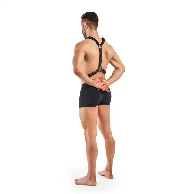 Bedroom Fantasies - Max Bondage Harness. Męska uprząż z pasami na ramiona i talię, czarna skóra z metalowymi pierścieniami i klamrami