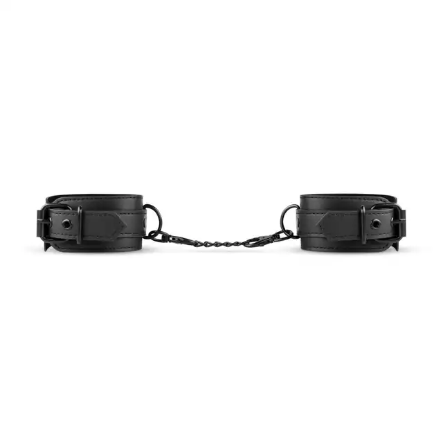 Bedroom Fantasies - Handcuffs One Size. Regulowane kajdanki na nadgarstki w klasycznej połyskującej czerni, z wegańskiej syntetycznej skóry