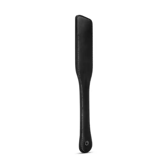 Bedroom Fantasies - Paddle Spanking Toy. Klasyczna czarna packa z połyskującej wegańskiej skóry, wytrzymała i minimalistyczna