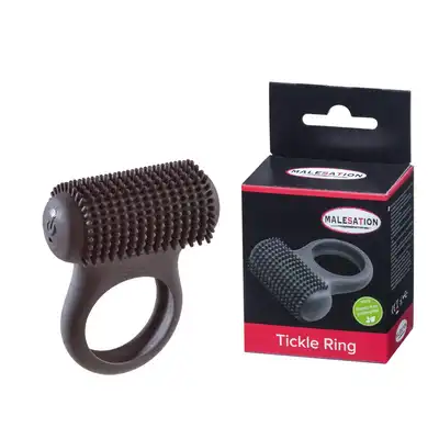 Malesation - Tickle Ring. Wibrujący ring na penisa z silikonową szczoteczką stymulującą łechtaczkę. Ładowany na USB