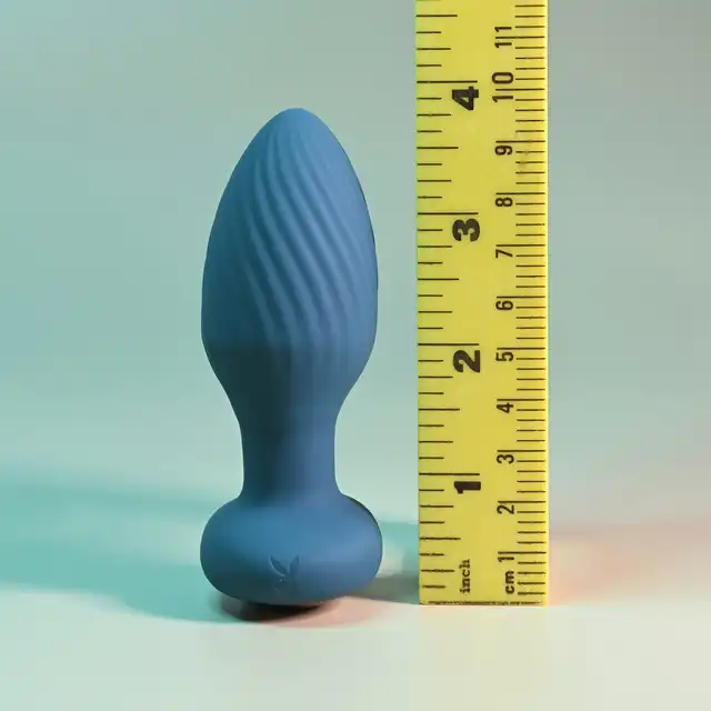 Playboy - Spinning Tail Teaser - wirująca rozkosz z wtyczką wykonaną z gładkiego silikonu. Urzekające tryby wibracji i obrotu