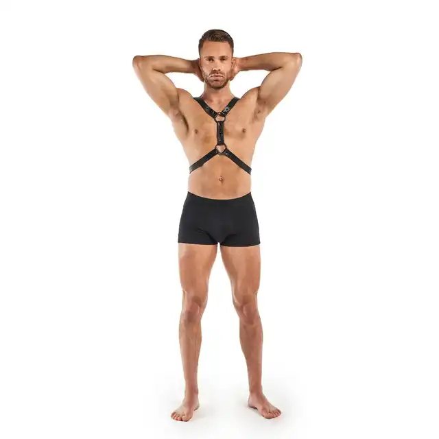 Bedroom Fantasies - Max Bondage Harness. Męska uprząż z pasami na ramiona i talię, czarna skóra z metalowymi pierścieniami i klamrami
