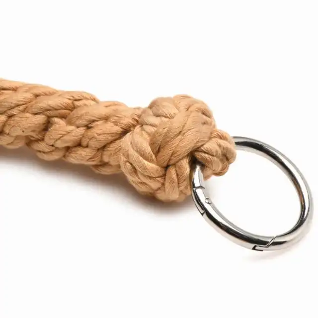 Master Series - Swashbuckler Rope Flogger. Bat z 6 końcówkami i węzełkami. Mocne, naturalne doznania