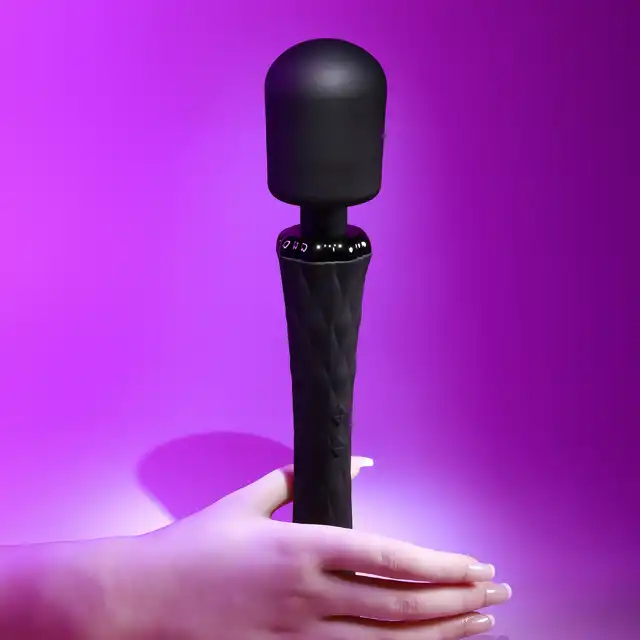 Playboy - Royal Wand - moc i przyjemność w jednym. Klasyczny wibrator w postaci magicznej różdżki wykonany z miękkiego silikonu! 