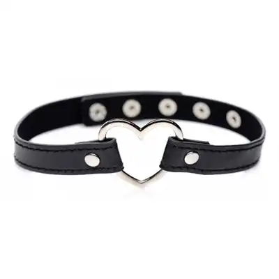 Master Series - Dark Heart Choker. Czarna skórzana obroża z zbudowanym serduszkiem, srebrne wykończenie i dodatki, wegańska skóra