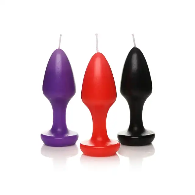 Master Series - Kink Inferno Drip Candles Black/Purple/Red. Zestaw kolorowych świec do BDSM w kształcie plugów analnych. Doskonały pomysł na urozmaicenie waszej sesji. 