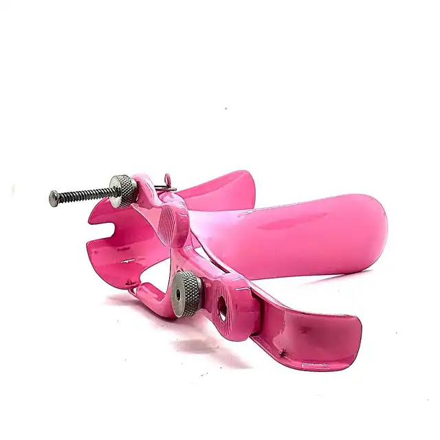 Black Label - Stainless Steel Cusco Speculum Pink. Zmysłowo różowy wziernik ginekologiczny, szerokie spektrum zastosowań, zapewnia chwile pełne ekscytacji i intymności