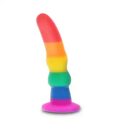 Pride - Naughty Boytoy. Silikonowa, tęczowa wtyczka analna o teksturowane powierzchni i wygięciu do stymulacji prostaty