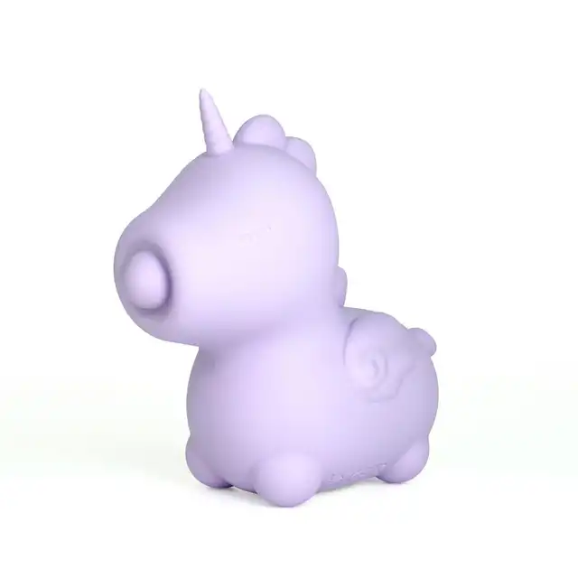 Unihorn - Karma Vibrator Lilac. Uroczy, fioletowy stymulator łechtaczki w kształcie jednorożca z trybami pulsacji i wibracji. Niech dzieje się magia!