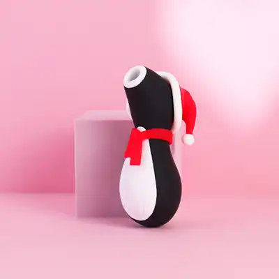 Satisfyer - Penguin Holiday Edition. Genialny stymulator ciśnieniowy, stymulacja łechtaczki ssącymi falami powietrza. Nowe, świąteczne wydanie kultowego Pingwinka, genialne na prezent pod choinkę